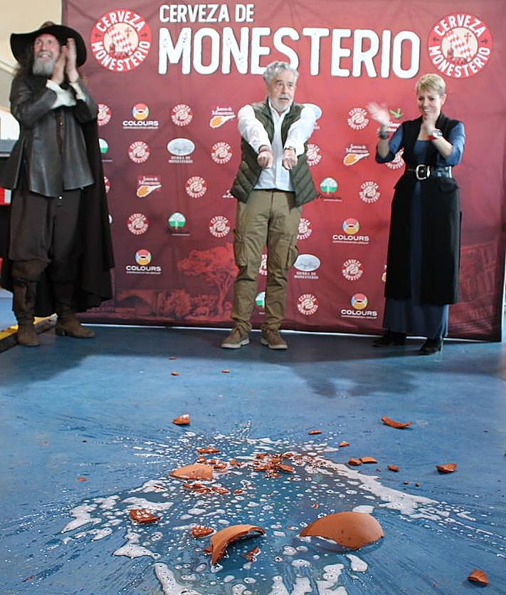 Imagen secundaria 2 - Danzas, una espada, comida, cerveza o juegos populares fueron algunas de las ofrendas que recibió el monarca. El actor Carlos Iglesias ha sido el encargado de protagonizar el 'III Tiro del Espiche'.