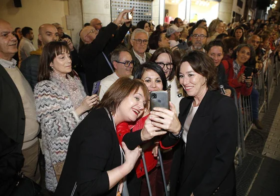 La actriz Lola Dueñas, premiada por su papel en la serie 'La Mesías', se fotografía con unas seguidoras a su llegada al Gran Teatro este sábado.