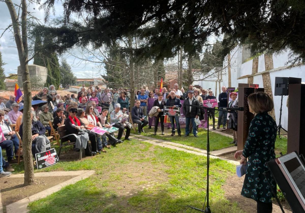 Homenaje a los represaliados por el franquismo celebrado ayer en el cementerio municipal .