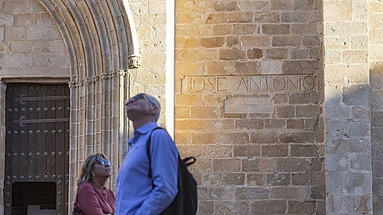 Reivindican la retirada del relieve de José Antonio de la Concatedral de Santa María de Cáceres