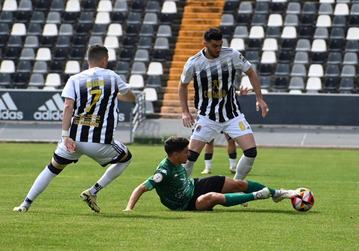 Momento de la primera parte del partido entre el Badajoz y el Villanovense.