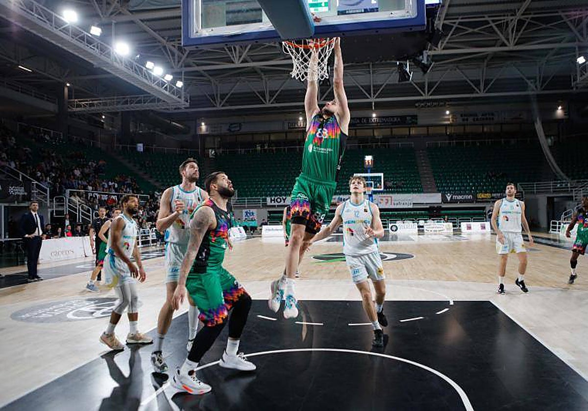 Mate de Pau Carreño en el choque de anoche del Cáceres en el Multiusos.