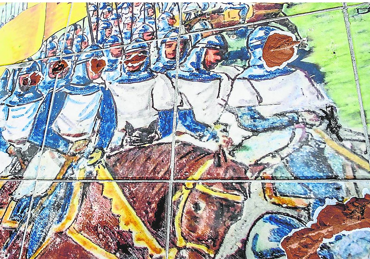 Las caras de los soldados cristianos y del rey Alfonso IX de León están picadas en el mural del paseo de la margen izquierda.