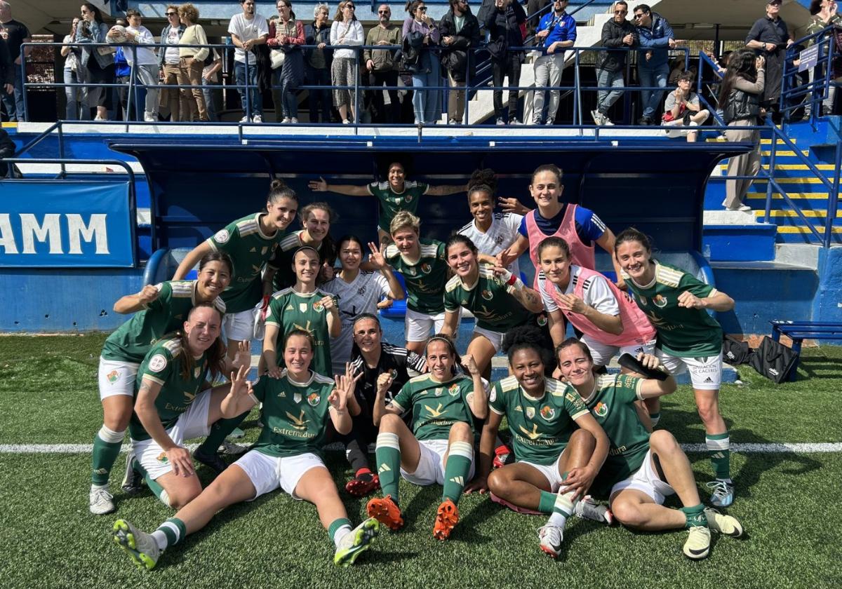 Las jugadoras del Cacereño celebran su victoria.