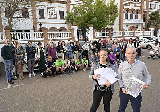 La comisión de padres junto a los alumnos con las firmas recogidas para ampliar un aula en el Diocesano.
