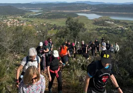Participantes, ayer, en la 'segunda ruta senderista solidaria Aarón', en Helechosa de los Montes.