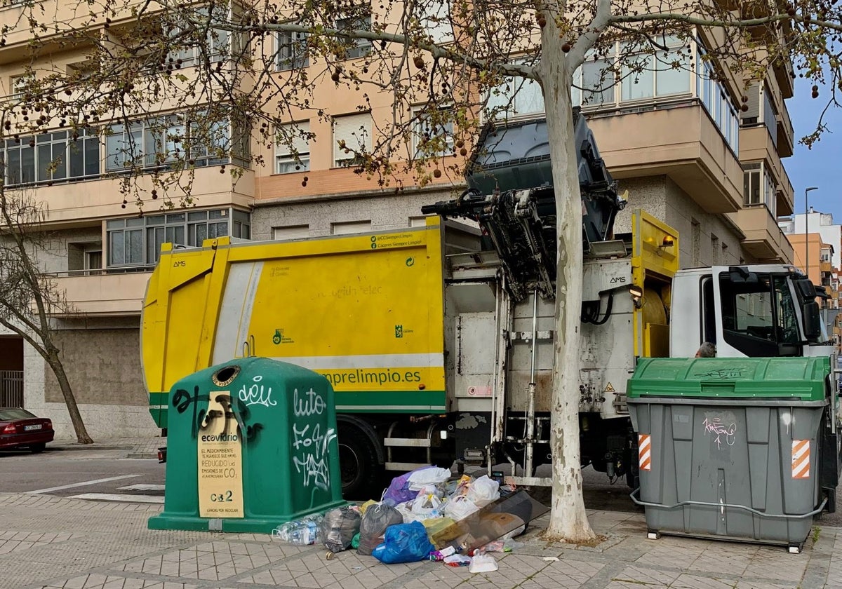 El servicio de limpieza y recogida de residuos se reforzará en el centro. En la imagen, un camión de Valoriza.