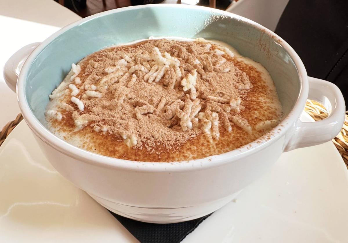 Imagen principal - Arroz con leche, tarta de queso y brownie de chocolate blanco.