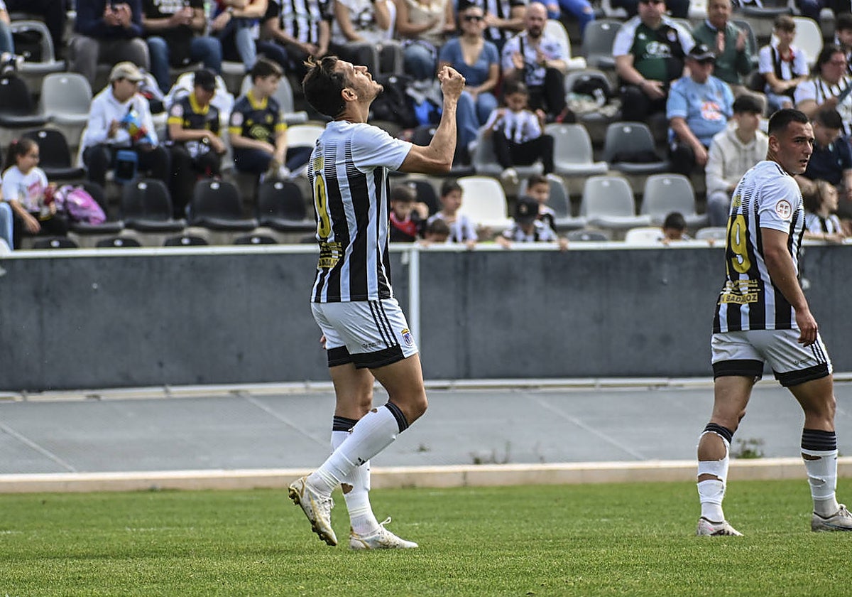Álex Alegría se lamenta de una ocasión fallada en el derbi del pasado domingo ante el Villanovense.