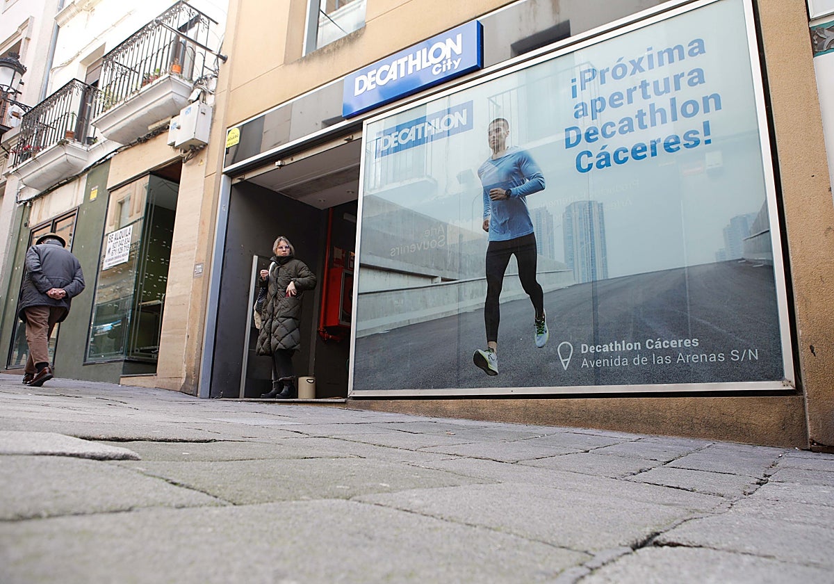 Tienda Decathlon City en la calle Pintores donde se anuncia la apertura.
