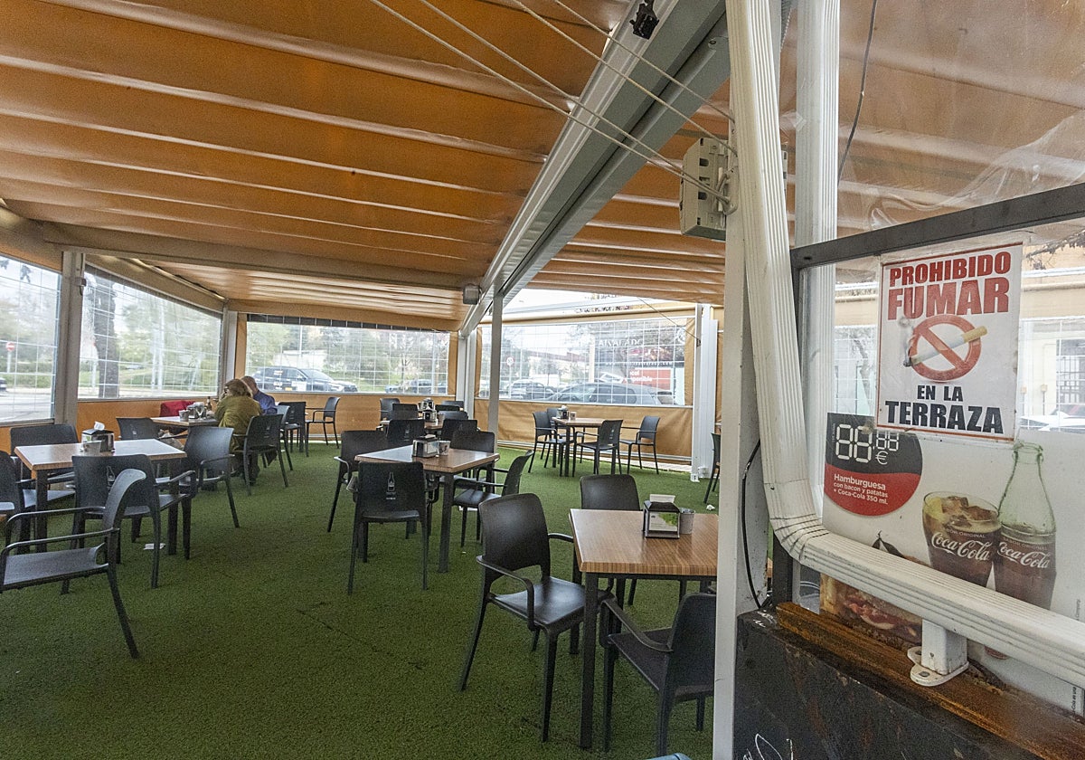 Terraza de un negocio hostelero en la zona de Cabezarrubia con un cartel de prohibido fumar.