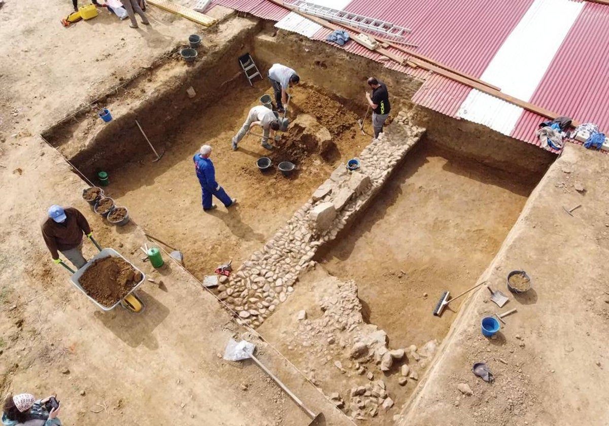 En busca de la puerta de entrada al yacimiento del Turuñuelo