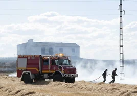 Los bomberos de Badajoz sofocan un incendio forestal en una imagen de archivo.