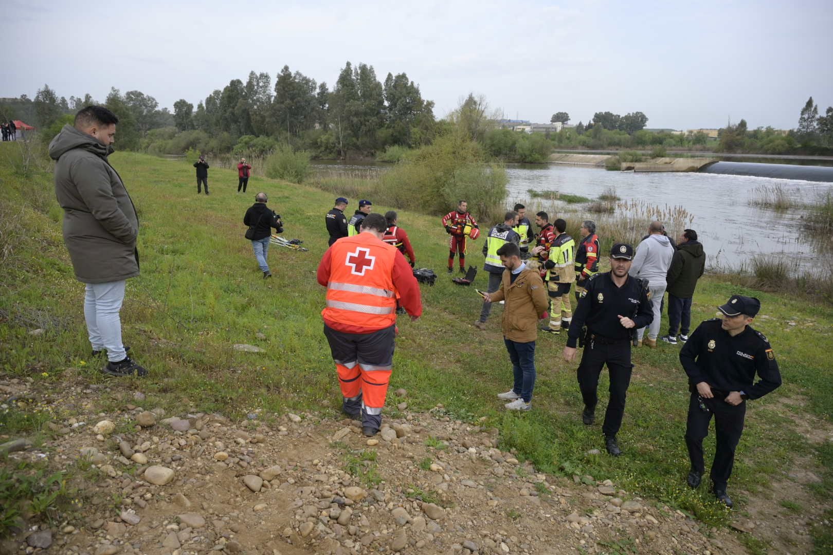 Así se busca en el Guadiana al menor de 13 años desaparecido en Badajoz