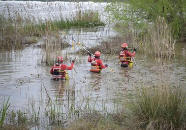 Así se busca en el Guadiana al menor de 13 años desaparecido en Badajoz