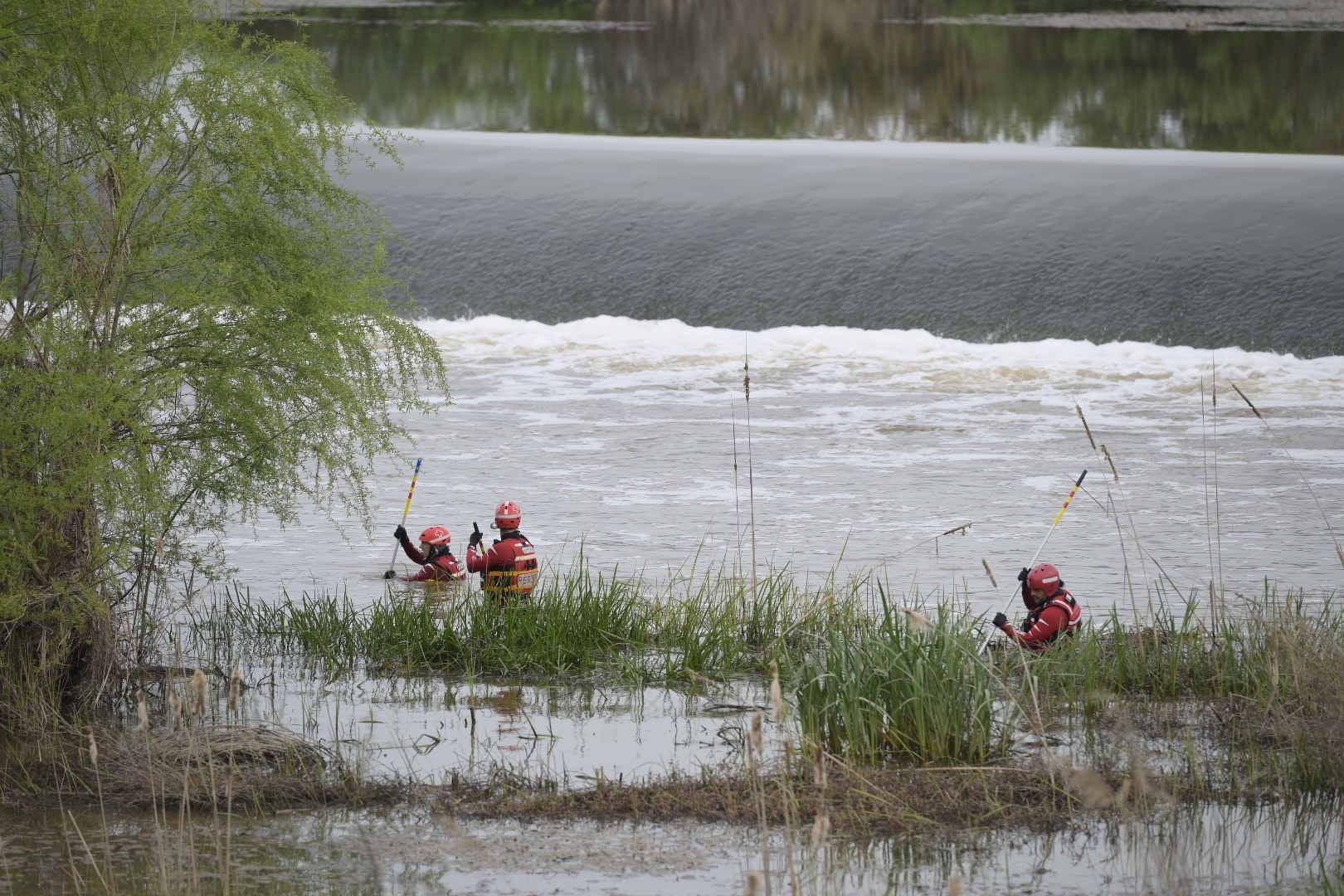 Así se busca en el Guadiana al menor de 13 años desaparecido en Badajoz