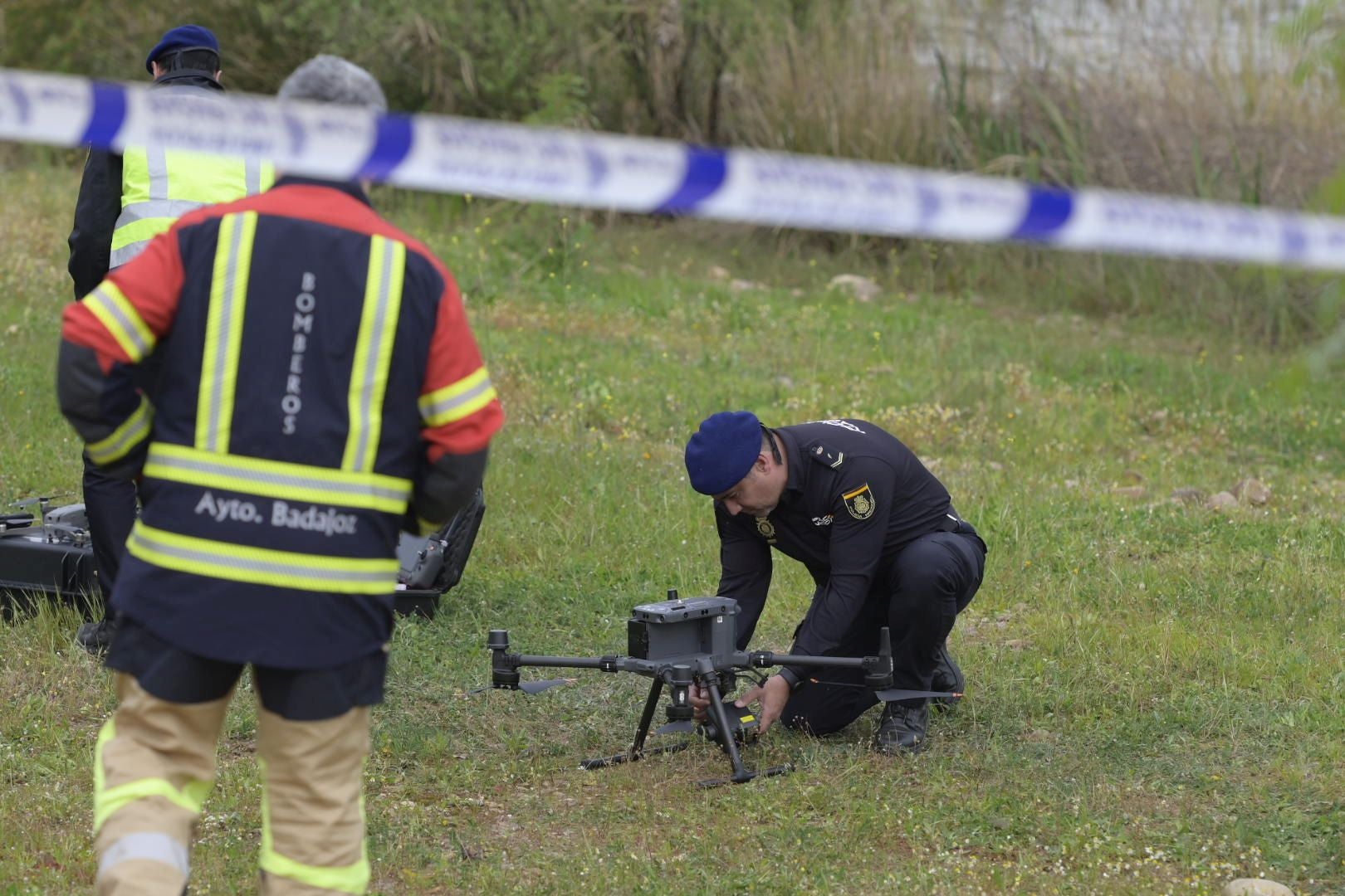 Así se busca en el Guadiana al menor de 13 años desaparecido en Badajoz