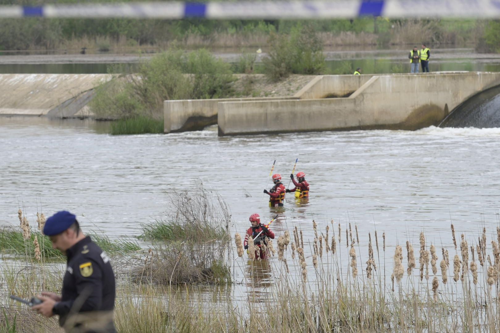 Así se busca en el Guadiana al menor de 13 años desaparecido en Badajoz