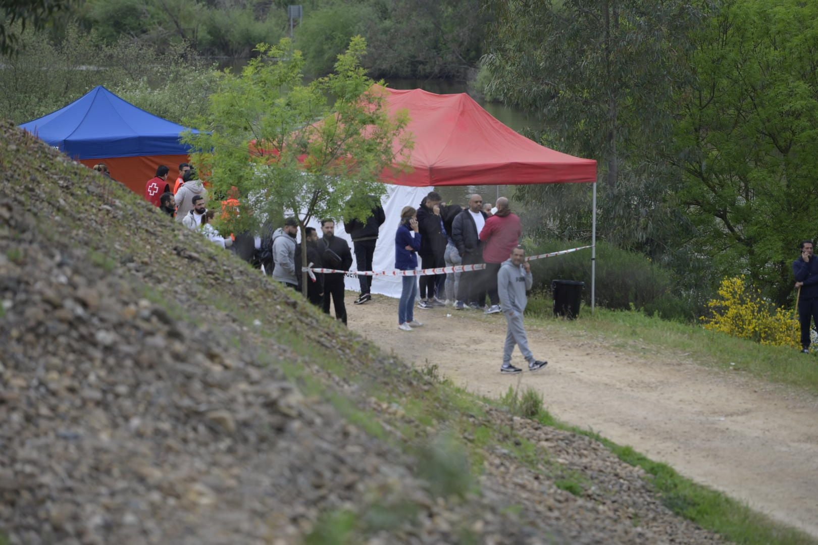 Así se busca en el Guadiana al menor de 13 años desaparecido en Badajoz