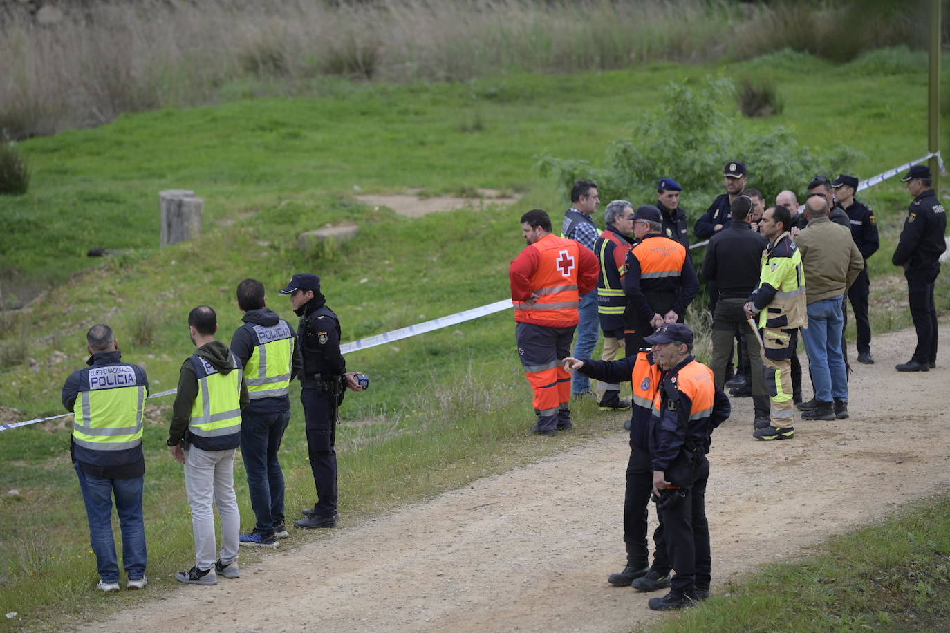 Así se busca en el Guadiana al menor de 13 años desaparecido en Badajoz