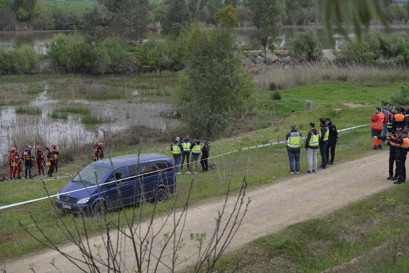 Así se busca en el Guadiana al menor de 13 años desaparecido en Badajoz