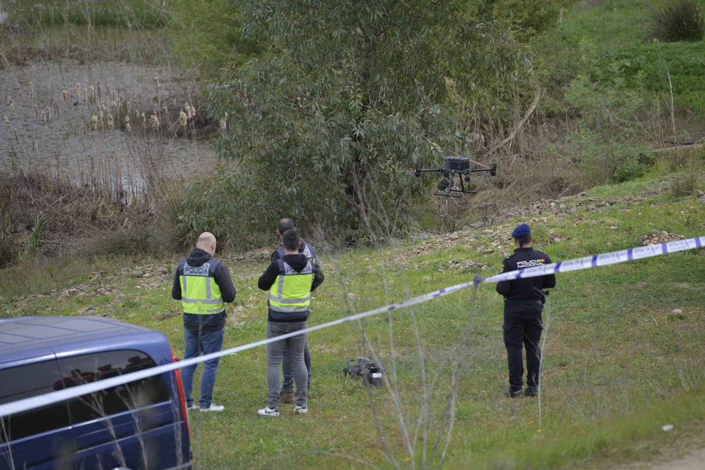 Así se busca en el Guadiana al menor de 13 años desaparecido en Badajoz