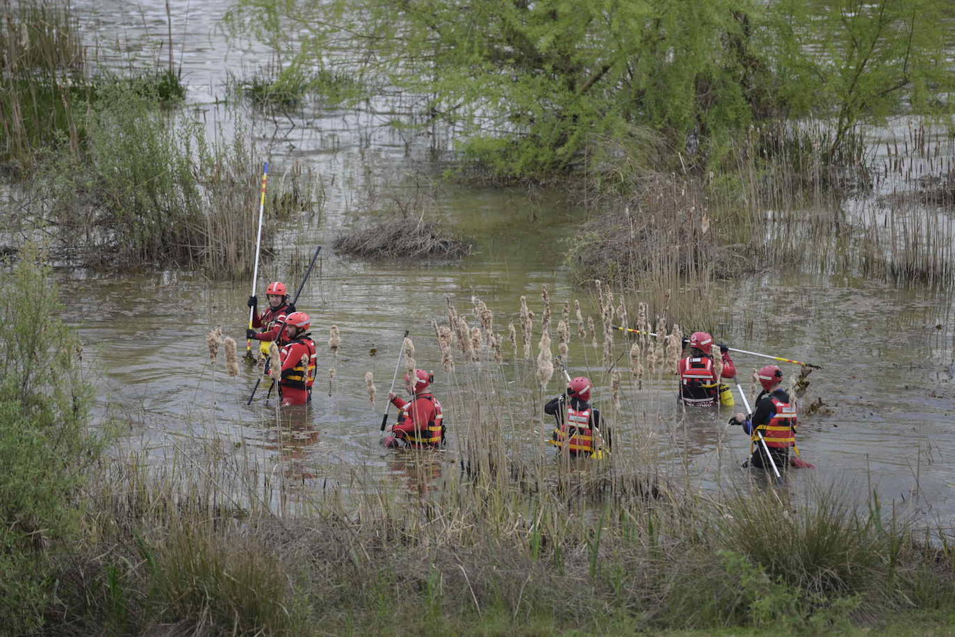 Así se busca en el Guadiana al menor de 13 años desaparecido en Badajoz