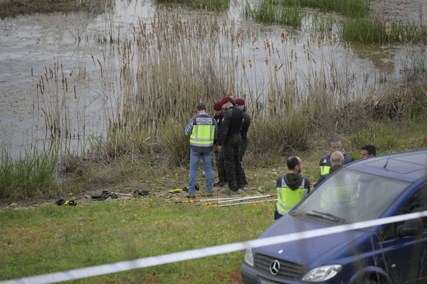 Así se busca en el Guadiana al menor de 13 años desaparecido en Badajoz