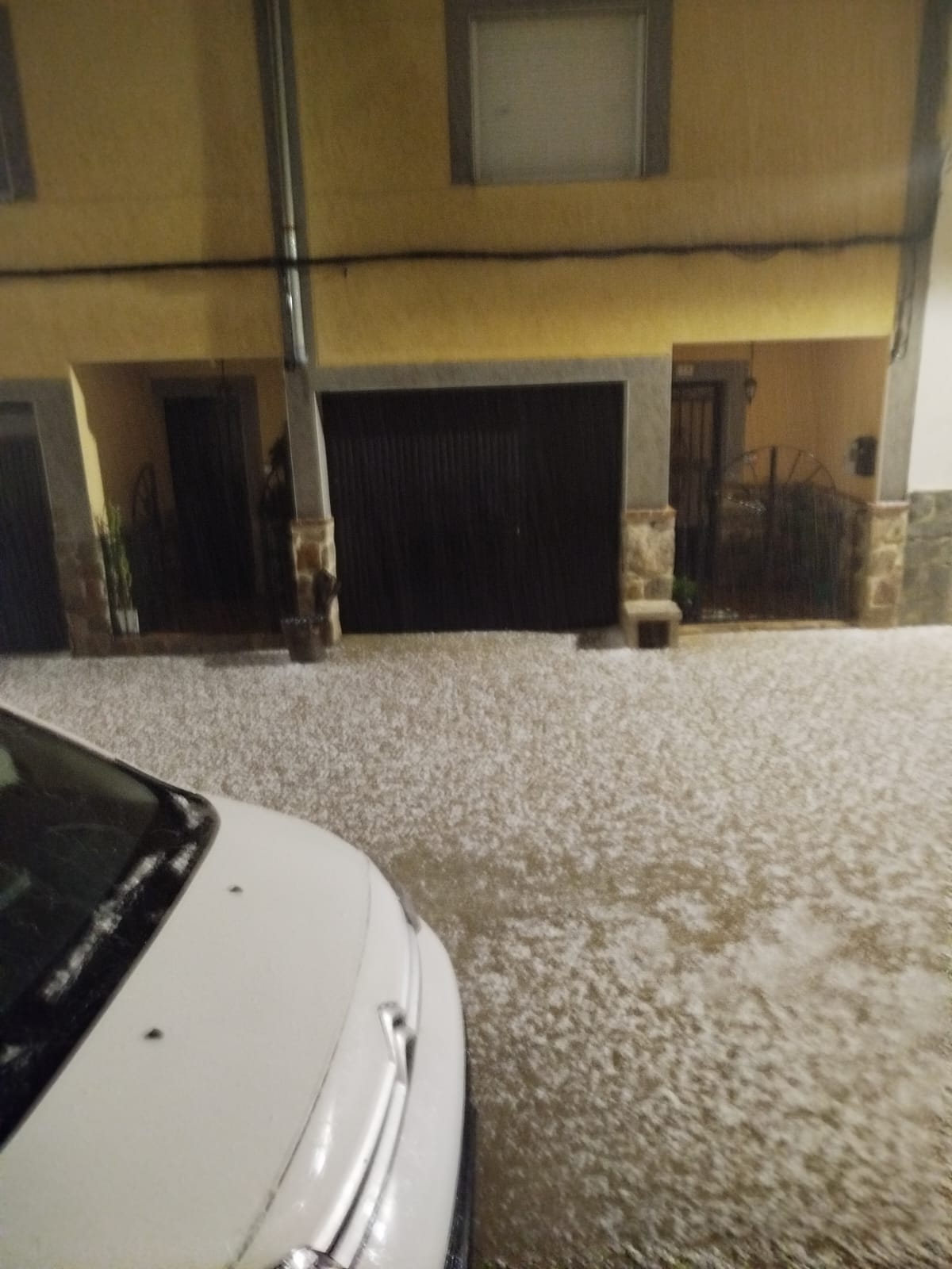 La granizada tiño de blanco la localidad de Tornavacas