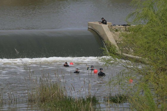 Bomberos del Ayuntamiento de Badajoz rastreando el río durante la búsqueda de José María Silva.