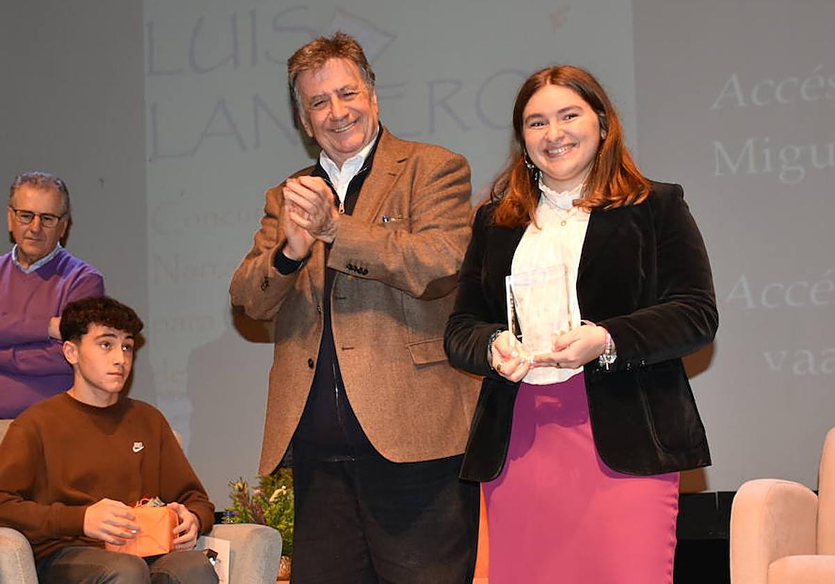 Landero aplaude a la ganadora del certamen
