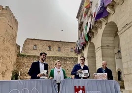 Los concejales Orgaz, Ceballos, Suárez y Muriel, de izquierda a derecha, presentan el material divulgativo de la Semana Santa con las enseñas de las 17 cofradías en la fachada del Ayuntamiento.