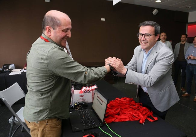 Gallardo saluda al emeritense Antonio Rodríguez Ceballos en el momento de recoger su credencial para asistir al congreso del PSOE.