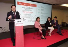 Jordi Guasch, director de Mercados de Banco Santander España, durante la clausura del acto y junto a los ponentes de la mesa redonda.