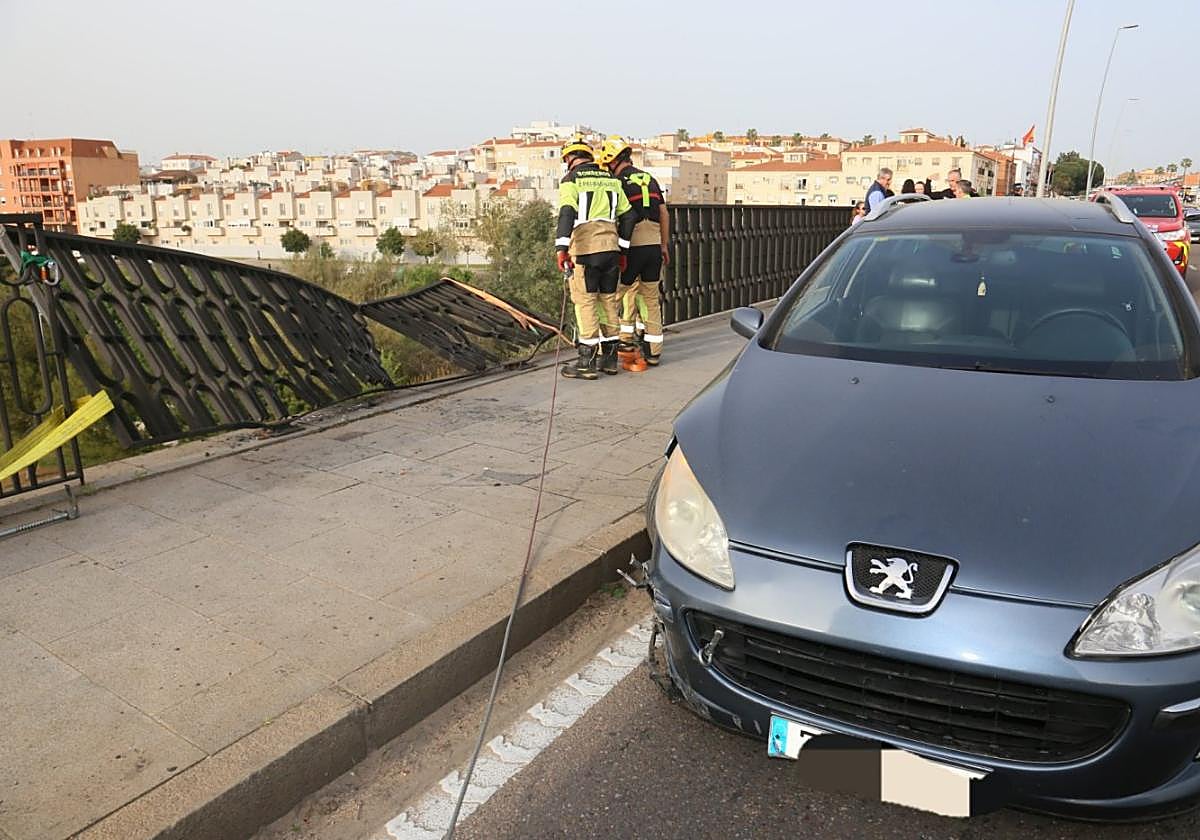 Un coche casi se sale del Puente Fernández Casado en Mérida