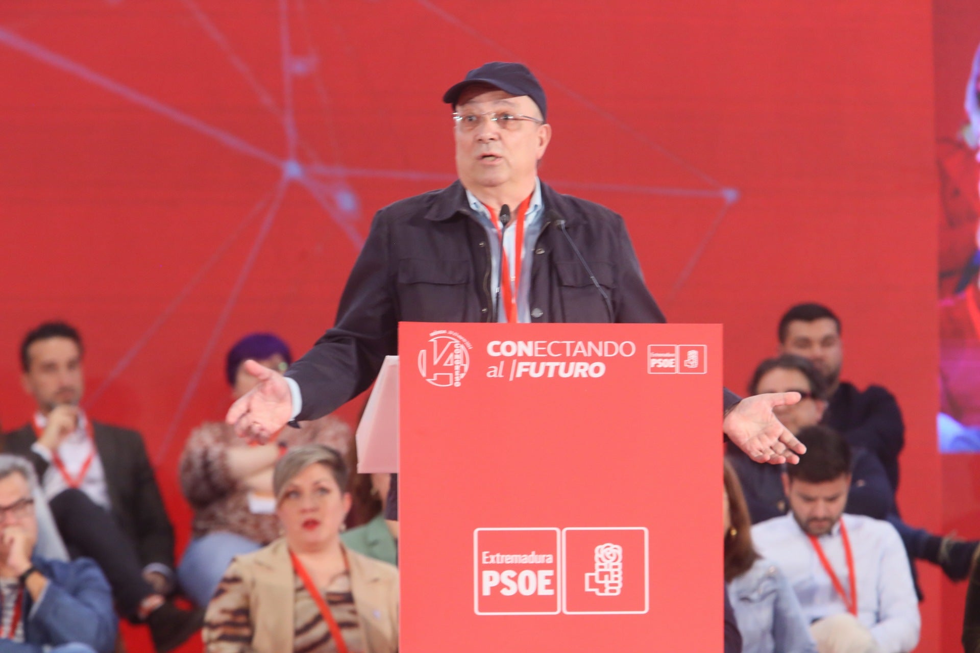 Vara se despide de la secretaría general del PSOE extremeño y cede el relevo a Gallardo