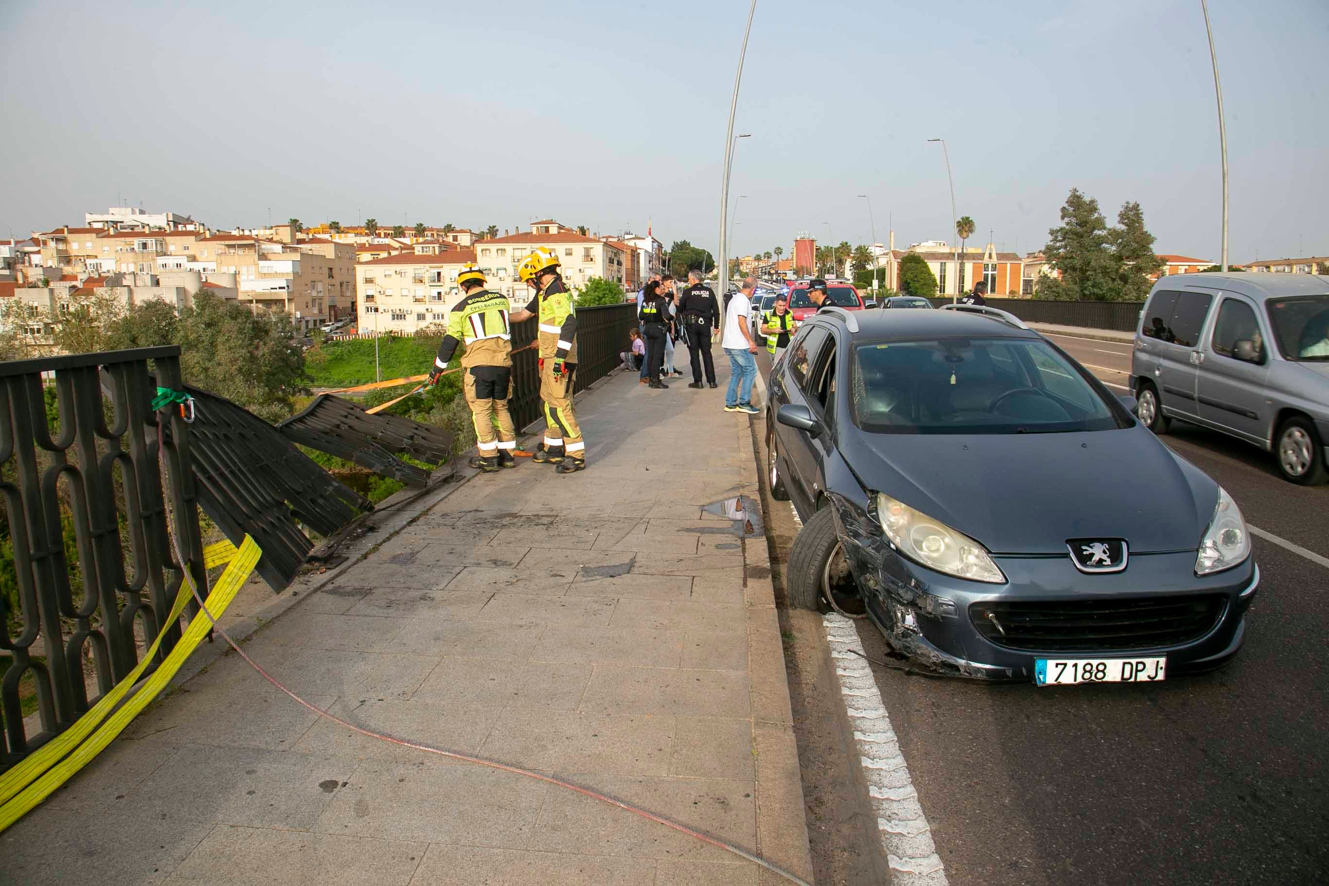 La estructura de hierro del Puente Fernández Casado evita que un vehículo caiga