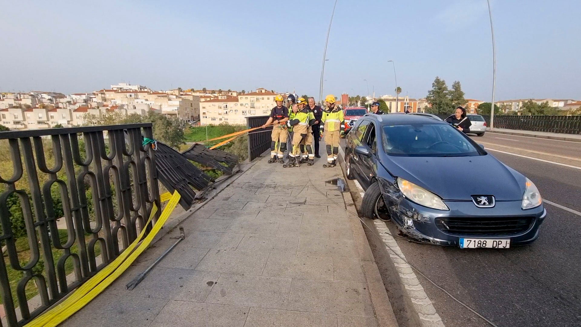 La estructura de hierro del Puente Fernández Casado evita que un vehículo caiga