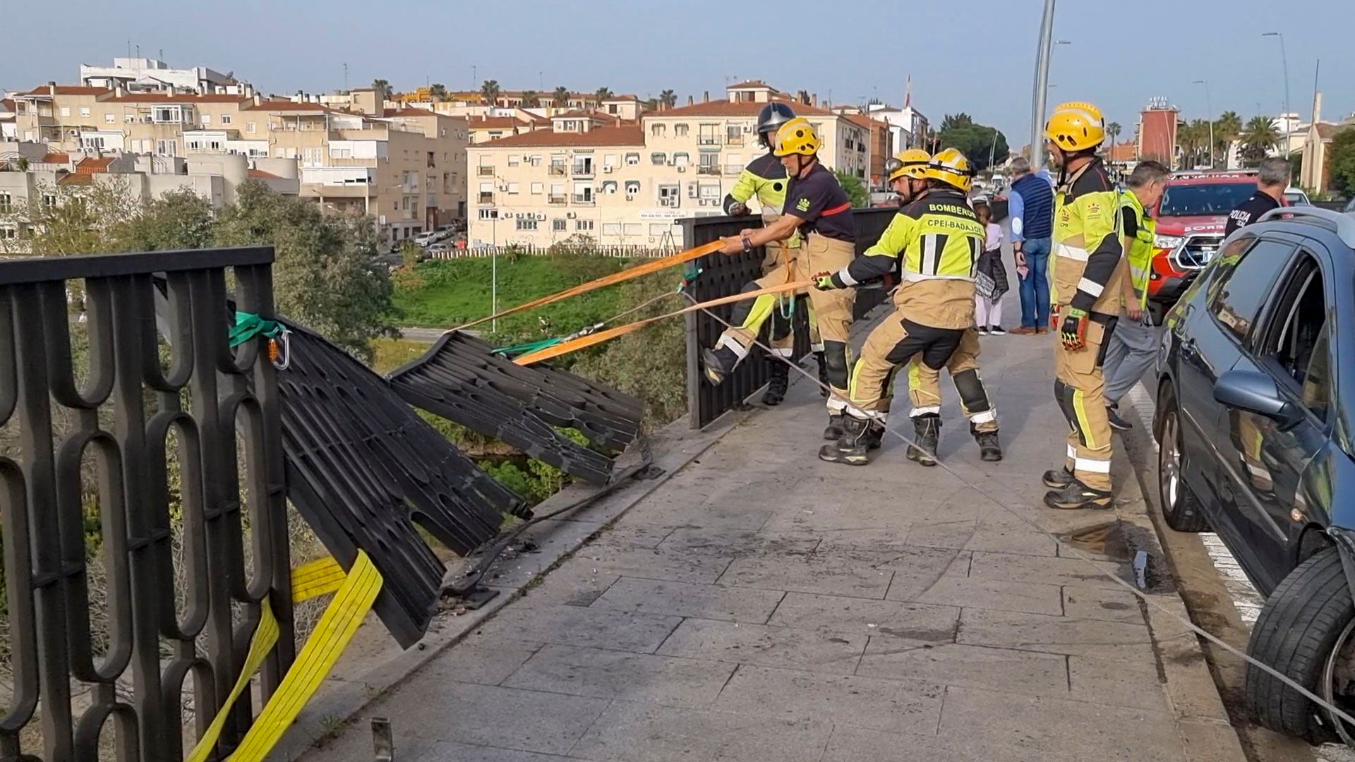 La estructura de hierro del Puente Fernández Casado evita que un vehículo caiga