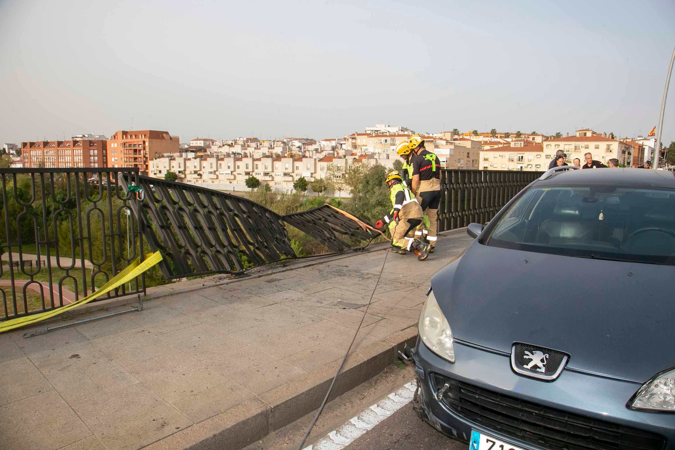 La estructura de hierro del Puente Fernández Casado evita que un vehículo caiga