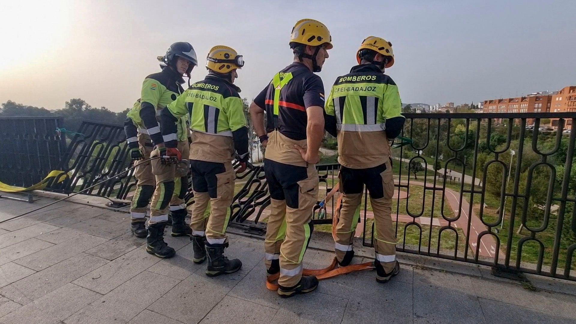La estructura de hierro del Puente Fernández Casado evita que un vehículo caiga