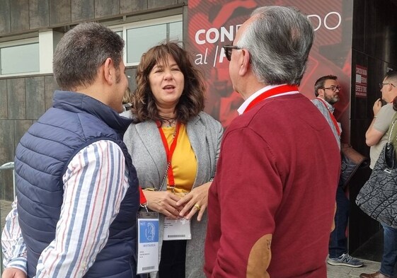 Eva Pérez departe con dos militantes socialistas, esta mañana, en Mérida.