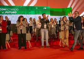 Gallardo saluda a los delegados socialistas en el congreso de ayer en Mérida. Pasa próximo a Eva Pérez, Manuel Borrego y Begoña García Bernal.