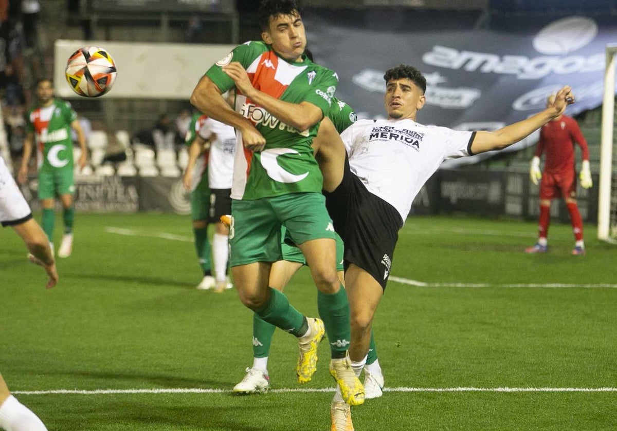 Mizzian pugna por un balón la jornada pasada ante el Alcoyano.