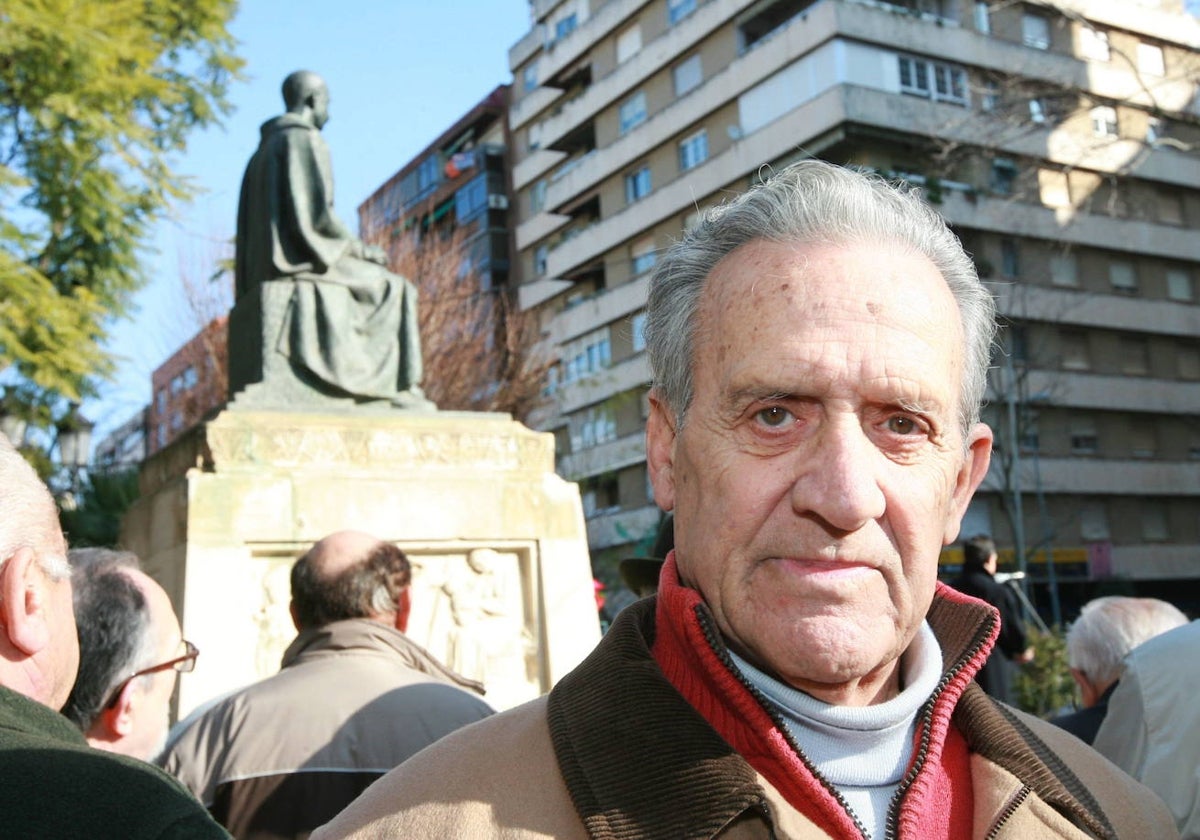 Delfín Hernández Hernández junto a la estatua de José María Gabriel y Galán en el Paseo de Cánovas de Cáceres.