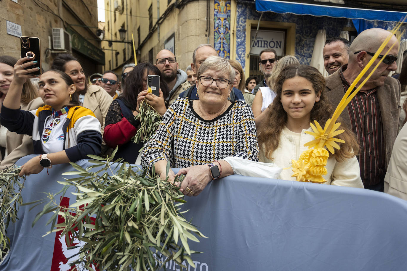 Domingo de Ramos | Miles de cacereños acompañan a la Burrina en Cáceres (I)