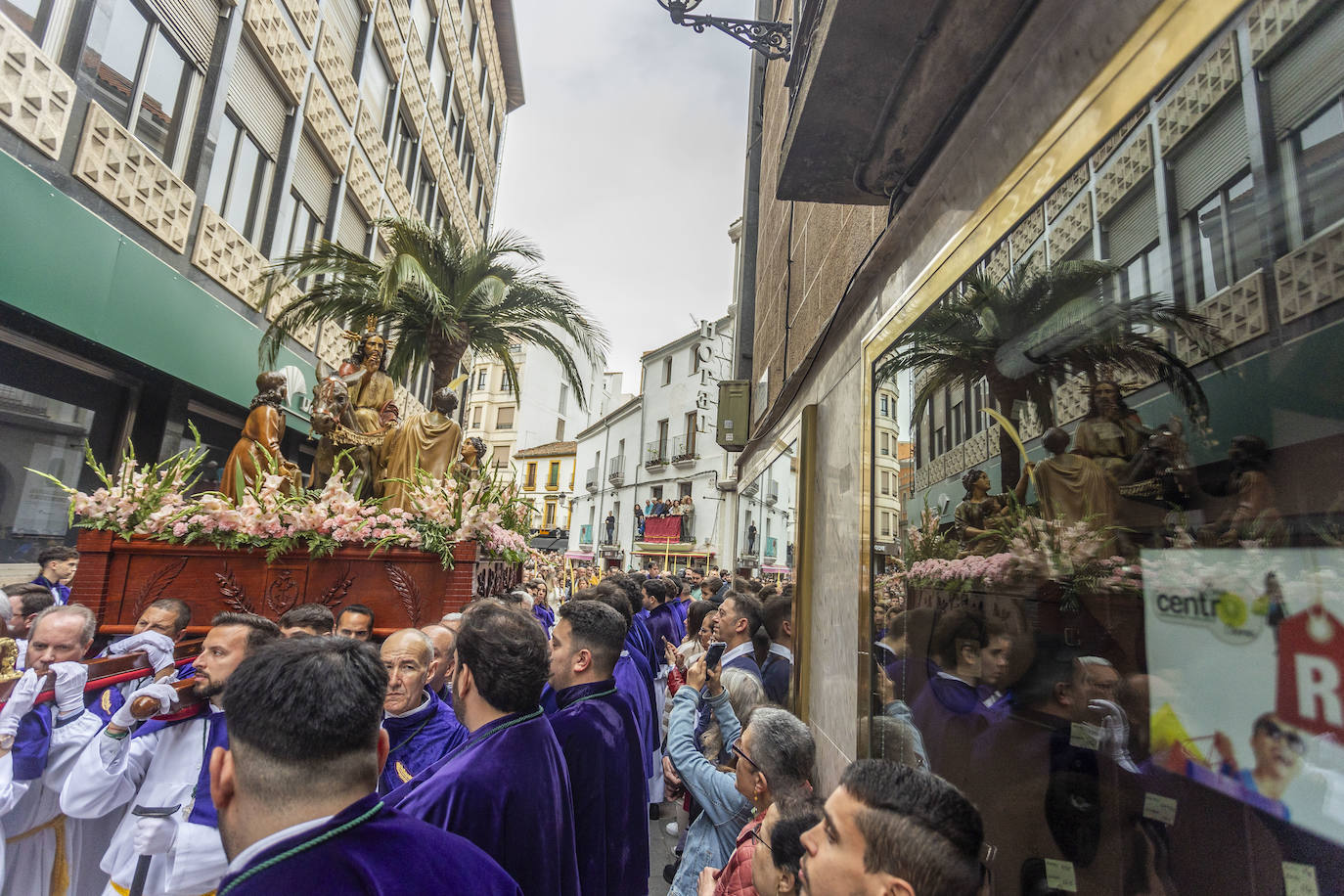 Domingo de Ramos | Miles de cacereños acompañan a la Burrina en Cáceres (II)