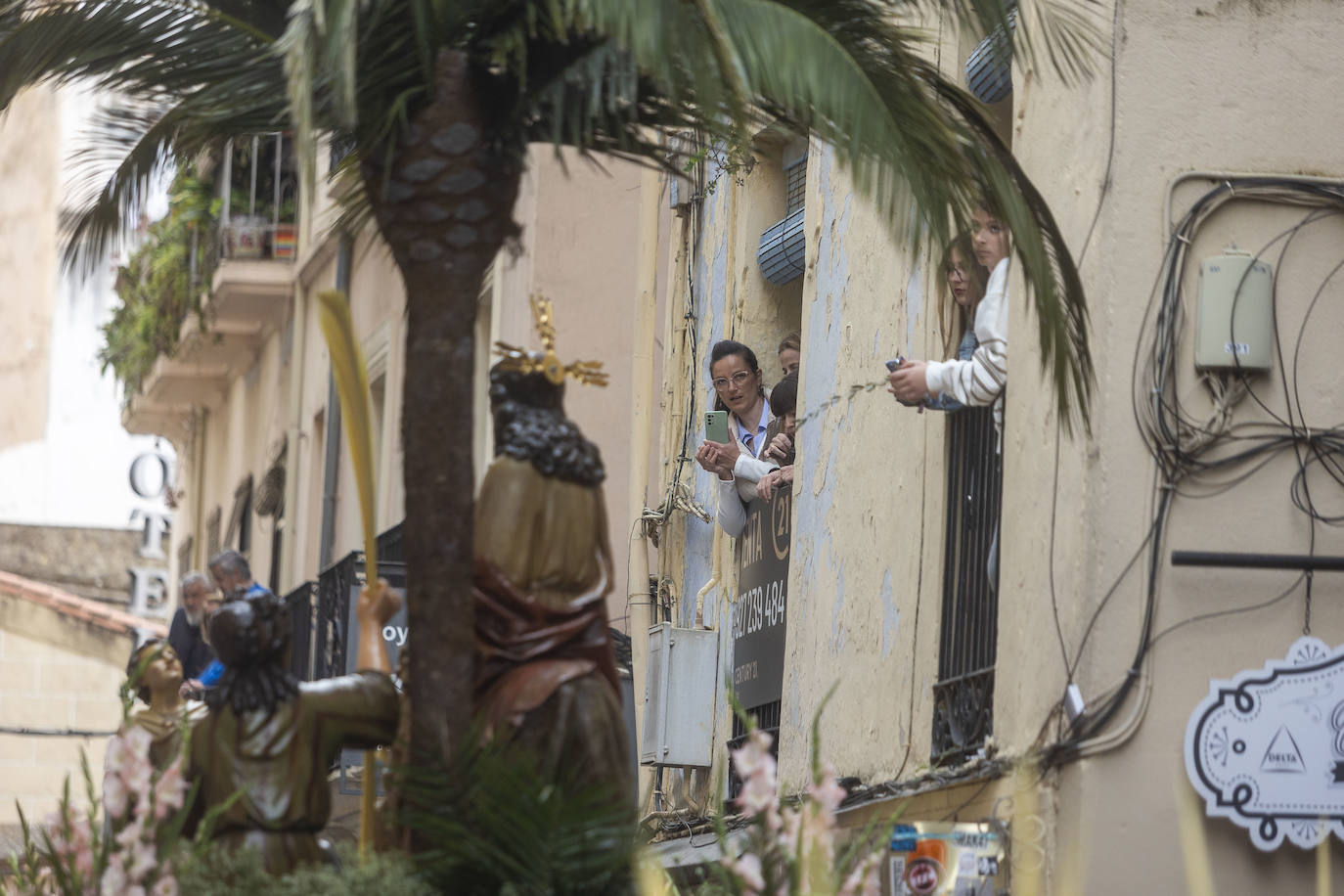 Domingo de Ramos | Miles de cacereños acompañan a la Burrina en Cáceres (II)