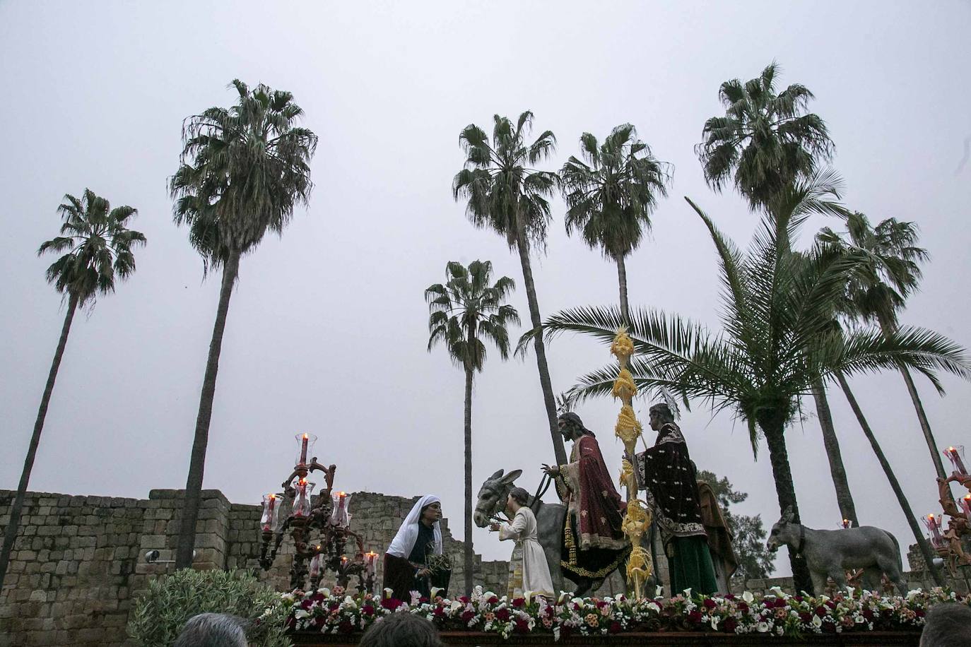 Desde la Concatedral ha salido la cofradía Infantil con su paso Entrada de Jesús en Jerusalén.
