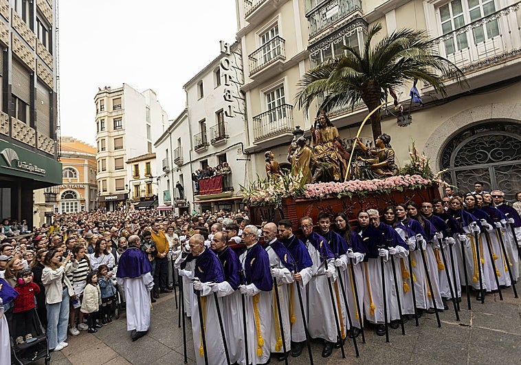 La Burrina a su paso por la calle San Pedro, con miles de cacereños y turistas viéndola.